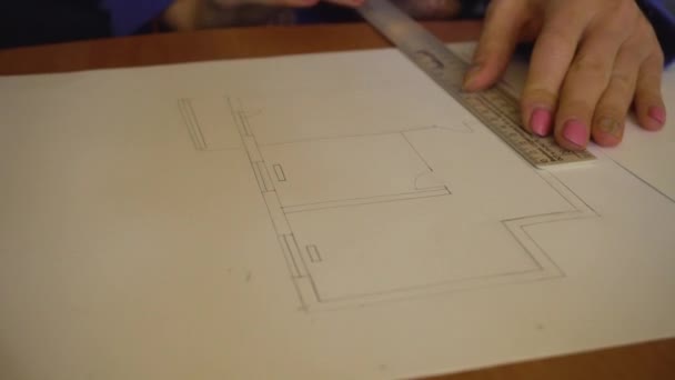 Ingeniero arquitecto dibujo boceto para el hogar — Vídeos de Stock