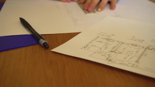 Mujer ingeniero arquitecto dibujo boceto — Vídeo de stock