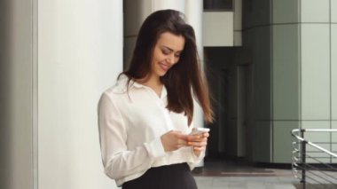 İş kadını sokakta Smartphone kullanarak