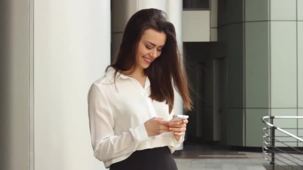 Femme d'affaires utilisant un smartphone dans la rue — Video