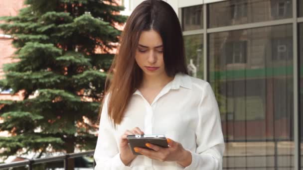 Joven mujer de negocios usando tableta — Vídeos de Stock