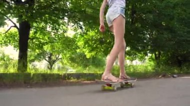 Kırsal kesimde kaykay binmek için öğrenme genç