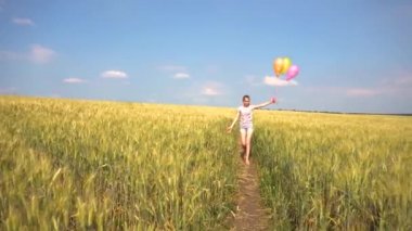 Kadın, balonlar alanında yürüyüş