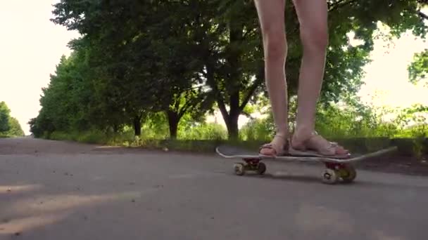 Oříznutí nohou na koni skateboard v krajině — Stock video