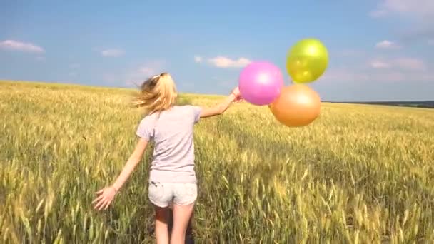 Tonåring med ballonger ha roligt i fält — Stockvideo