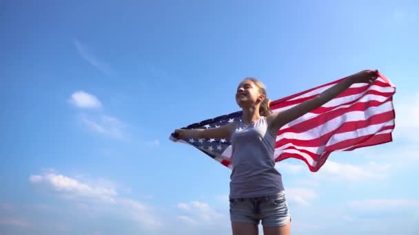 Kobieta z flagą Usa w przyrodzie — Wideo stockowe