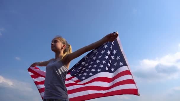 Vrouwelijke patriot Usa vlag houden in de natuur — Stockvideo