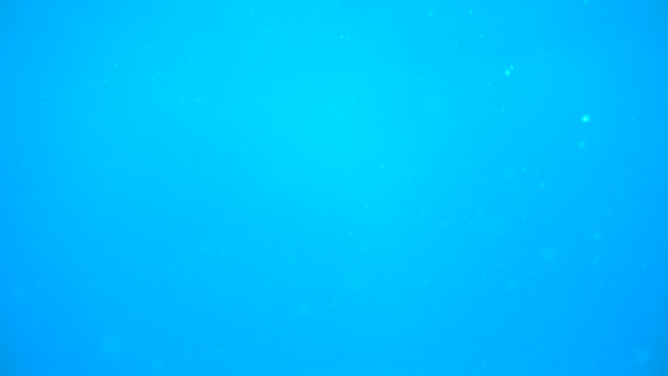 Eau bleu profond dans l'océan 