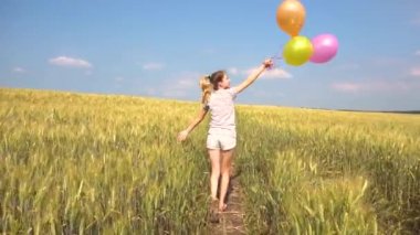 Kadın, balonlar alanında slowmo eğleniyor