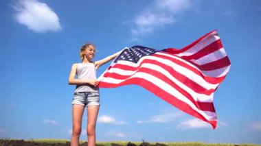 ABD bayrağı doğada tutan kadın