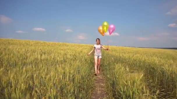 Mujer adolescente con globos divertirse en el campo — Vídeos de Stock