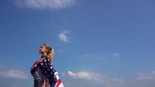 Jeune patriote avec drapeau des États-Unis dans la nature — Video