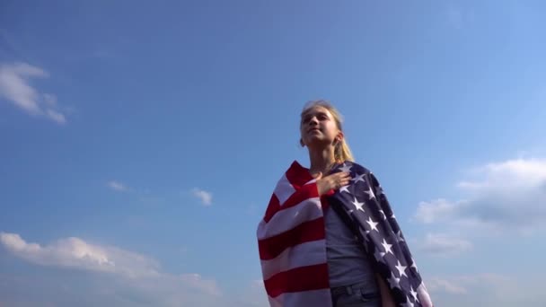 自然にアメリカ国旗を持つ十代の愛国的女性 — ストック動画