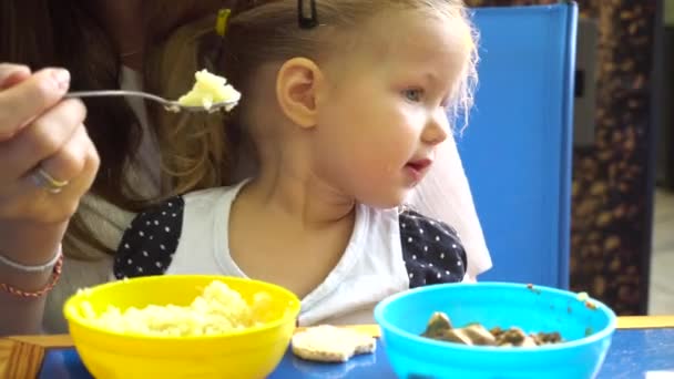 Madre alimentando chica — Vídeo de stock
