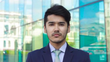 Asya işadamı tarafından baş jest Hayır sallayarak