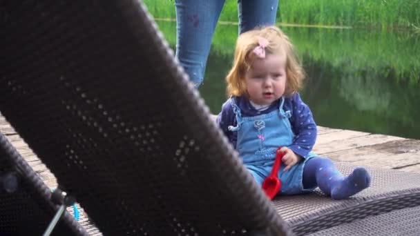 Schattig meisje spelen op pier — Stockvideo