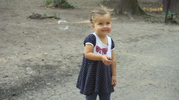 Menina engraçada brincando com bolhas — Vídeo de Stock