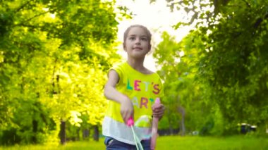 Mutlu kız yaz Park sabun köpüğü ile oynarken