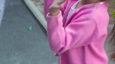 Açık oynayan iki kız kardeş kız