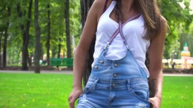 Ayakta ve fotoğraf için poz kadın