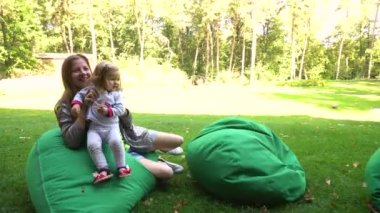 Anne ve kızı beanbags doğada eğleniyor