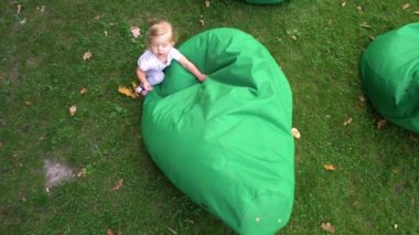 Beanbags doğada eğleniyor kız bebek