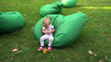 Beanbags doğada oynamaya küçük kız