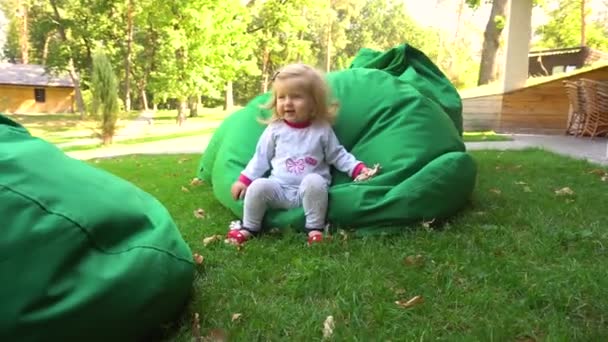 Asszony és lánya a beanbags a természetben szórakozik — Stock videók