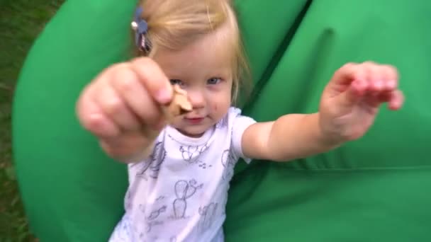 Meisje van plezier op zitzakken in de natuur — Stockvideo