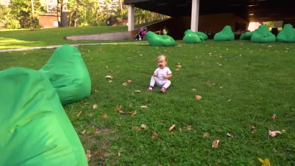 Menina desfrutando e se divertindo na grama na natureza — Vídeo de Stock