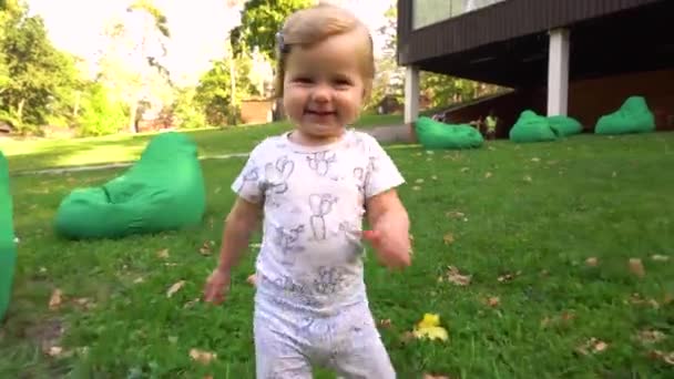 Fille heureuse s'amuser dans la nature — Video