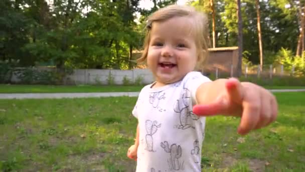 Маленька дівчинка розважається і посміхається — стокове відео