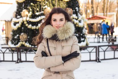 Kış parkta genç kadının yanına Noel ağacı