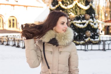 Kış parkta genç kadının yanına Noel ağacı