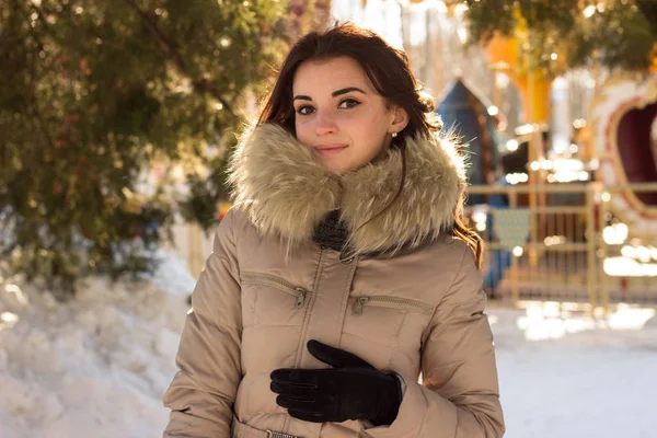 Erstaunlich süße Frau Spaß im Winter — Stockfoto