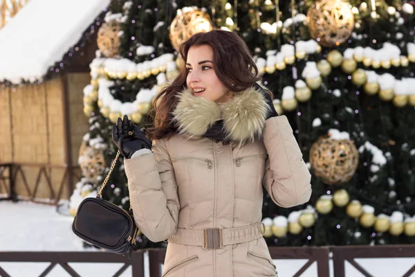 Ung kvinna i Vinterparken nära julgran — Stockfoto