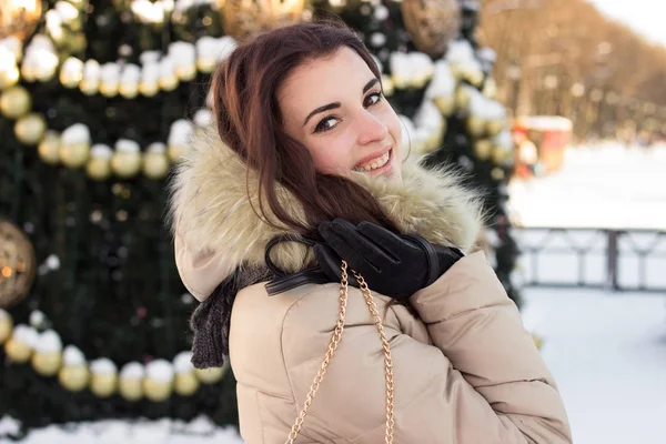 Fiatal nő téli park közelében karácsonyfa — Stock Fotó