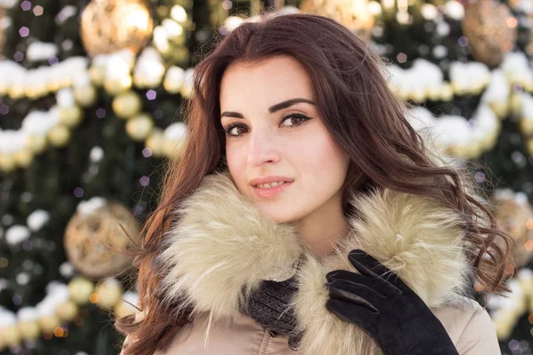 Fiatal nő téli park közelében karácsonyfa — Stock Fotó