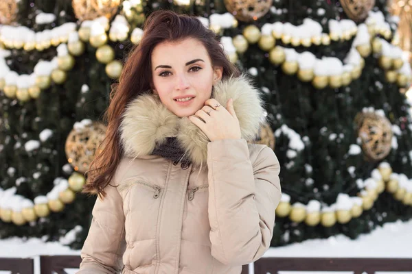 Mujer joven en el parque de invierno cerca del árbol de Navidad — Foto de Stock
