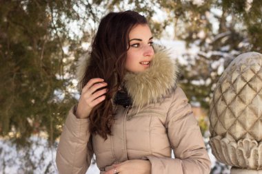 Kışın eğleniyor inanılmaz sevimli kadın