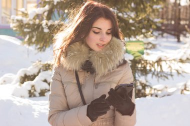 Having fun kış parkta genç güzellik kadın
