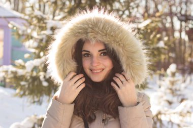 Having fun kış parkta genç güzellik kadın