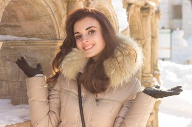 Having fun kış parkta genç güzellik kadın
