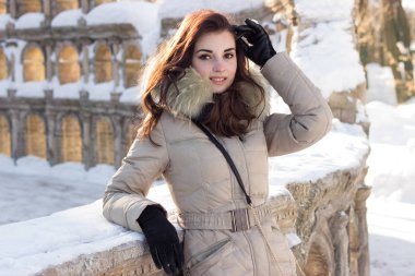 Having fun kış parkta genç güzellik kadın