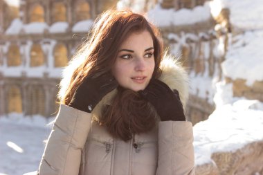 Having fun kış parkta genç güzellik kadın