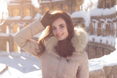 Having fun kış parkta genç güzellik kadın