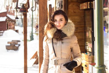 Genç kadın kış Park eğlenmek