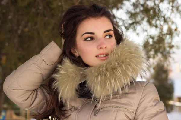 Increíble linda mujer en invierno divertirse —  Fotos de Stock