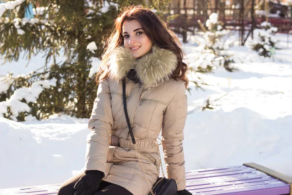 Unga skönhet kvinna ha kul i Vinterparken — Stockfoto