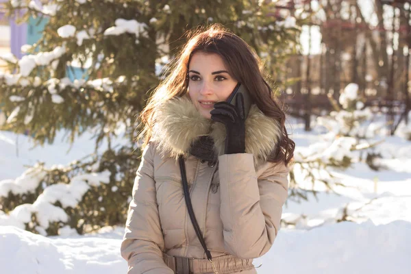 Молодая красавица развлекается в зимнем парке — стоковое фото